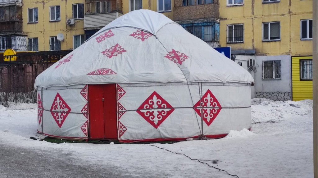 На улице Караганды возникла юрта