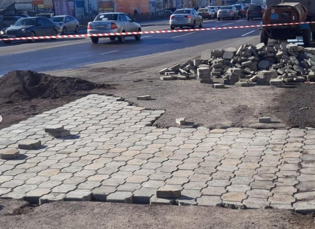 Яму на главной дороге Караганды временно заложили брусчаткой
