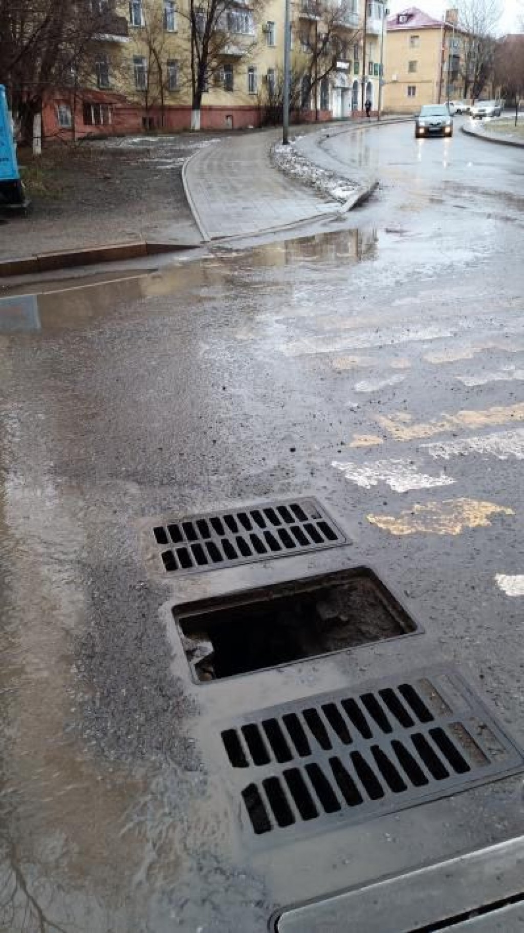 В Караганде на улице Абая неизвестные украли решетки на ливневой канализации