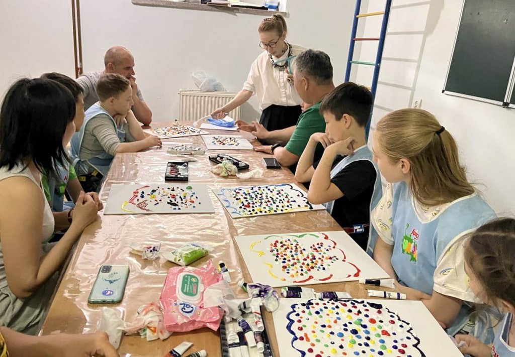 Карагандинка проводит творческие занятия для детей с аутизмом