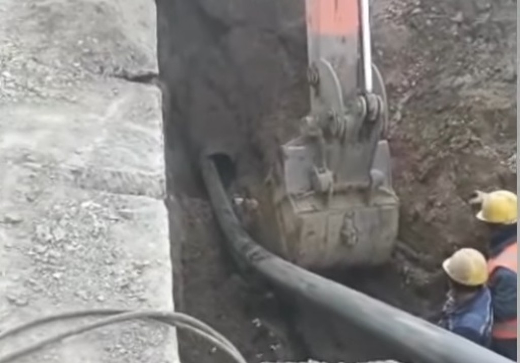 На одной из улиц Караганды меняют 96 метров трубопровода