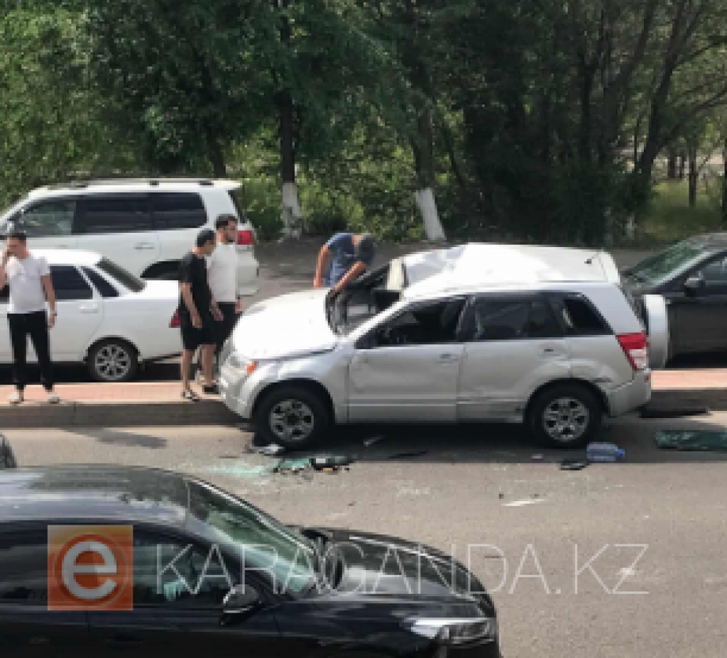 Авария на перекрёстке у ТД «Каскад» в Караганде: есть пострадавшие