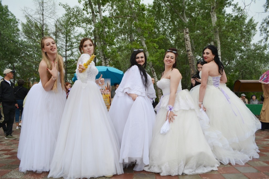 Дождь не помеха: карагандинки в десятый раз сбежали в невесты