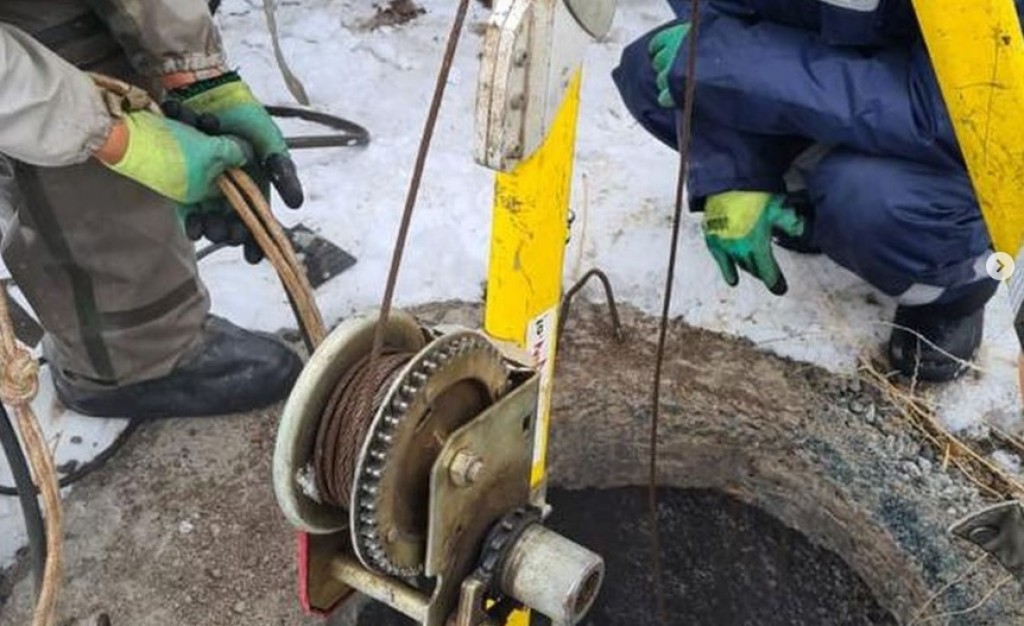 Из коллектора №10 достают инородные предметы. В Караганде продолжают искать причину излива сточных вод