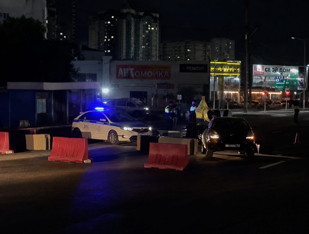 В Караганде автоледи врезалась в бетонный блок на перекрытом участке улицы Таттимбета