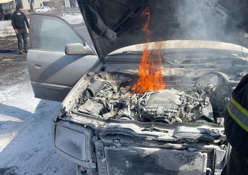 Машина горела на одной из оживленных дорог в Караганде