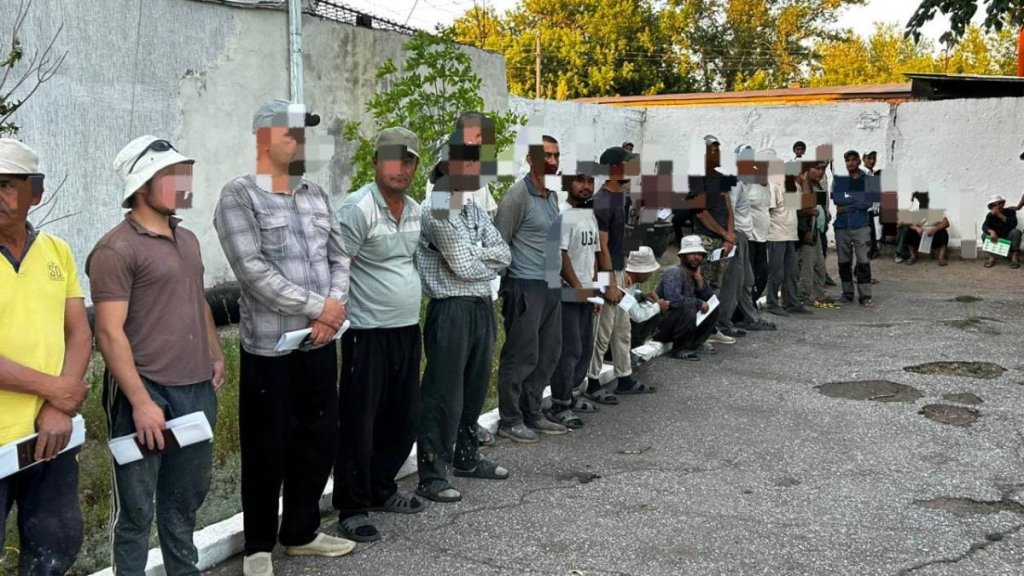 50 иностранных граждан работали без разрешения в Карагандинской области