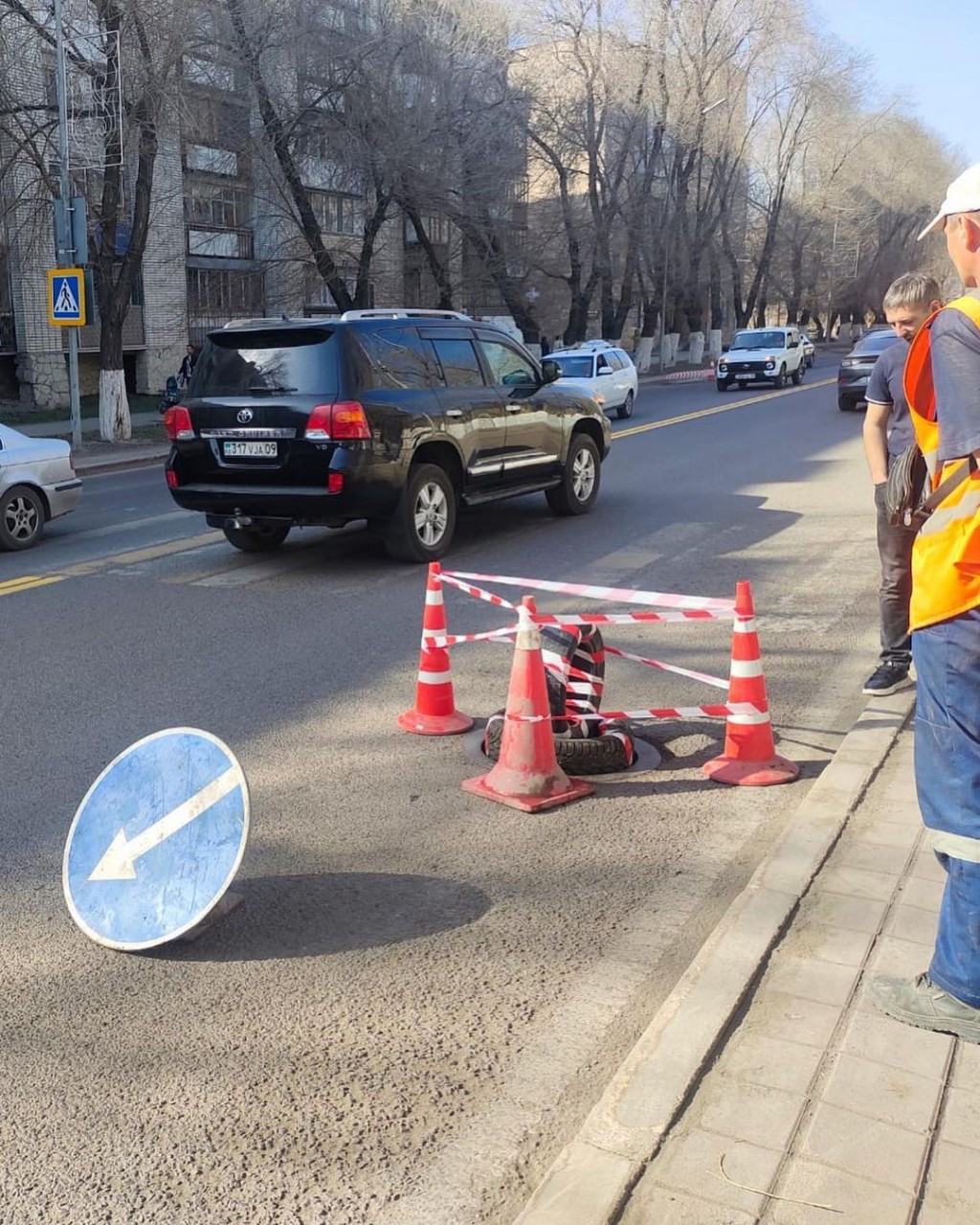В Караганде легковой автомобиль передним колесом угодил в открытый колодец