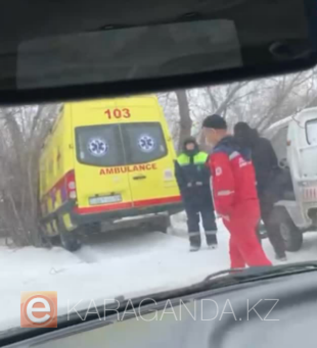 В Караганде карета скорой помощи вылетела в кювет