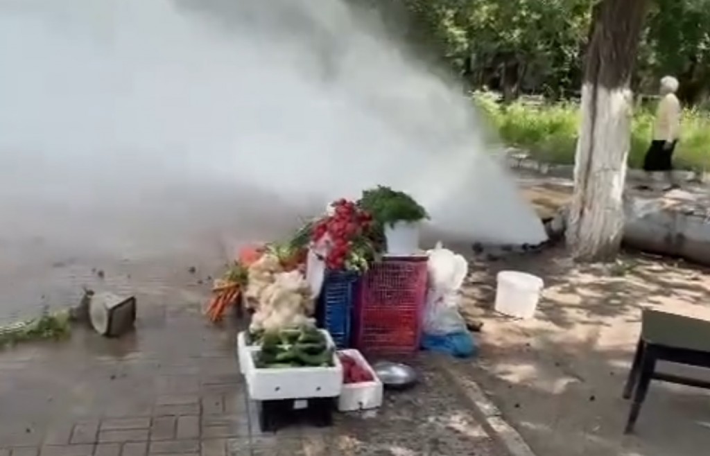 Фонтан воды из тепловой сети едва не снёс карагандинку, которая торговала рядом