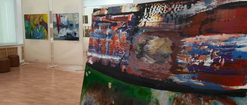 На уровне ощущений: в Караганде действует выставка Изи Смирнова