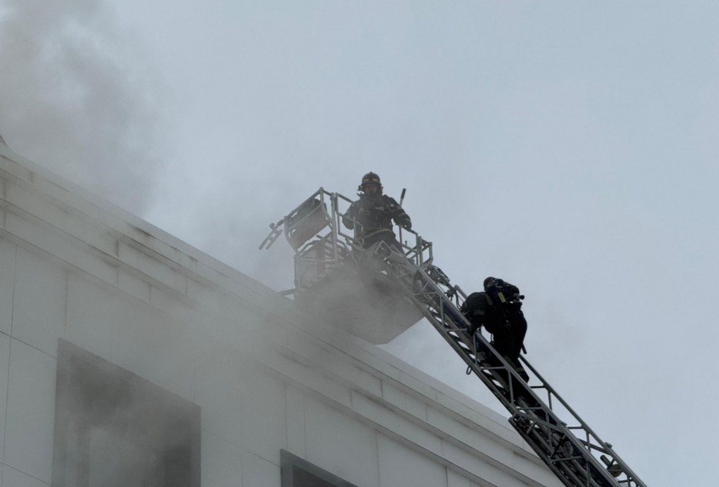 Прямо сейчас горит крыша пятиэтажного дома в Караганде
