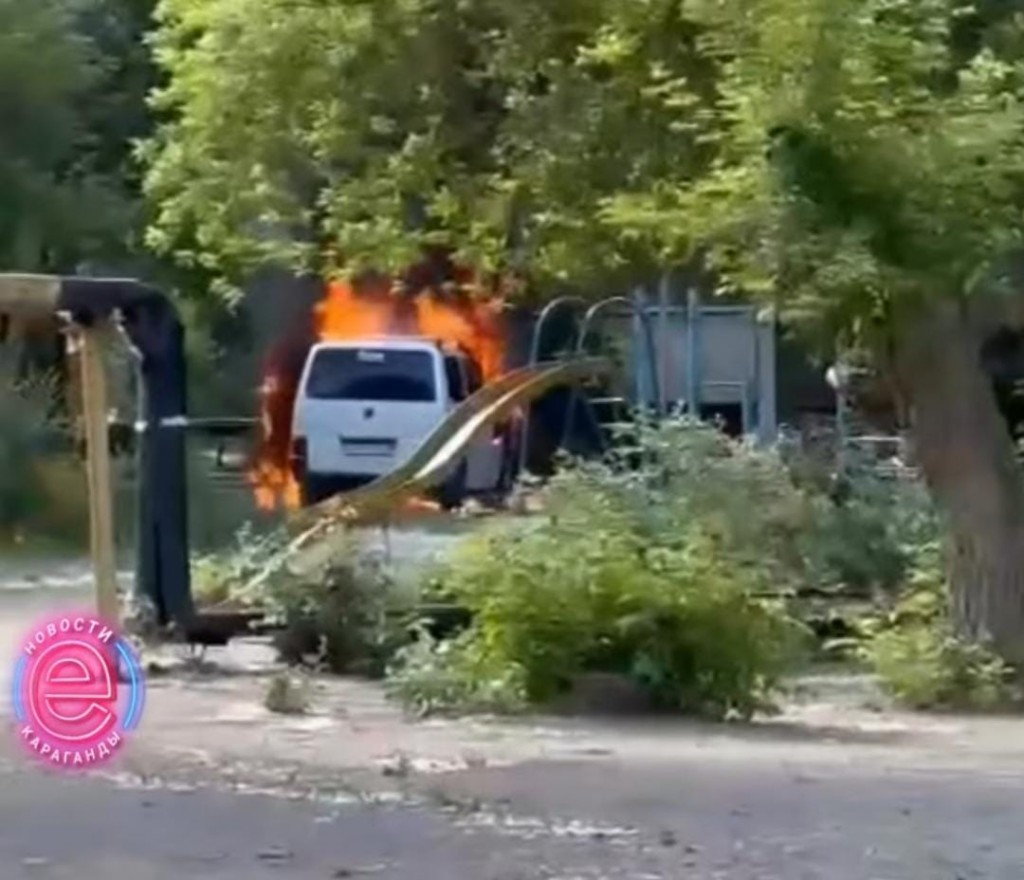 В Караганде сгорел микроавтобус