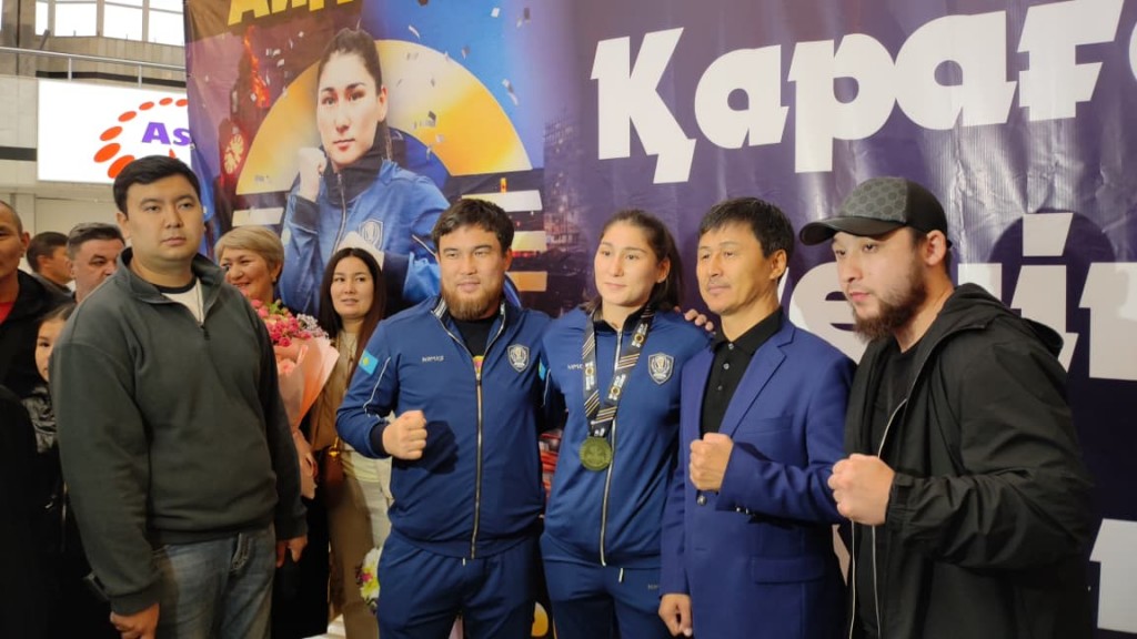 Двукратную чемпионку мира по боксу встретили в аэропорту Караганды