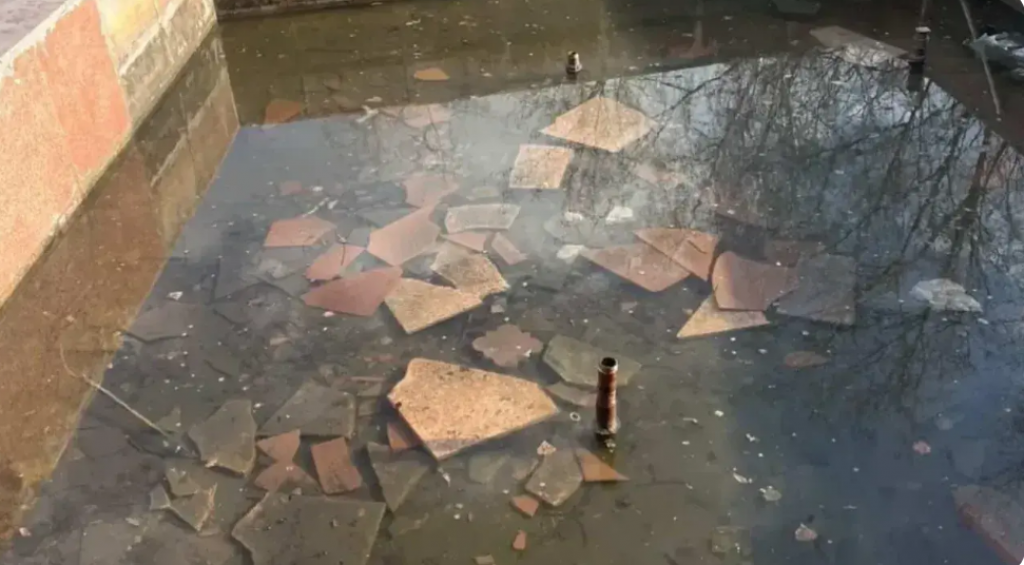 Дети разбили плитки фонтана возле здания акимата в Темиртау