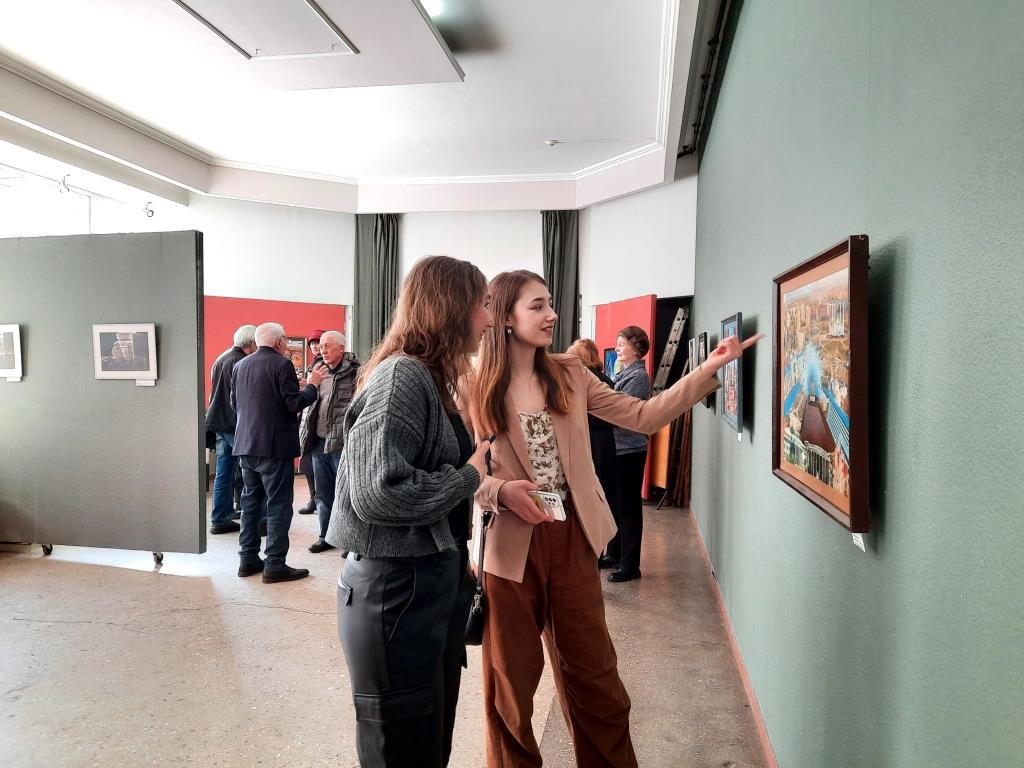 Космос, метаморфозы, фентези: карагандинцев приглашают на новую выставку в галерее