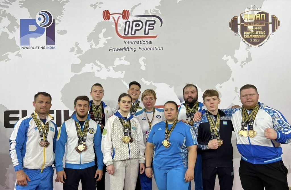 13 золотых наград привезли из Индии карагандинские силачи