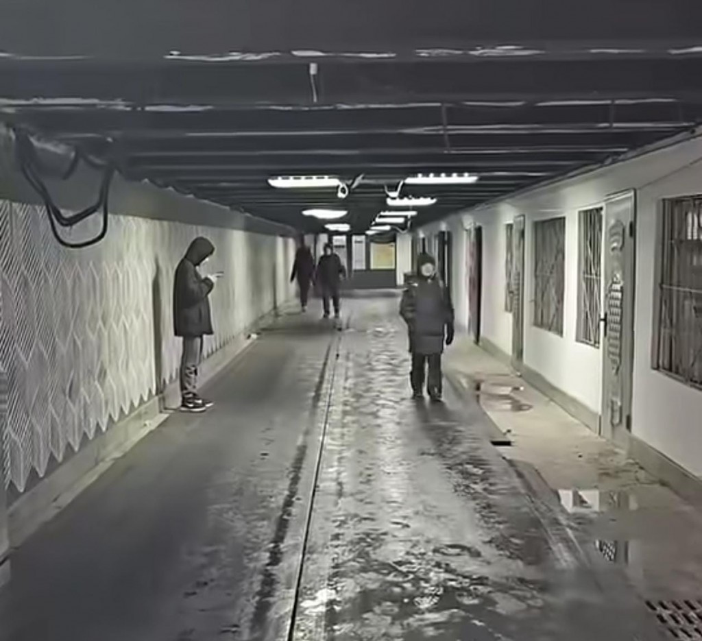 Әдемі порно фильм орыс тілінде Күйеуі мас күйінде ұйықтап жатыр, ал әйелін достары сиқыған.