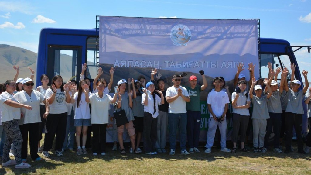 «Taзa Қазақстан»: экоакция на берегу озера Семизбугы объединила около сотни жителей Бухаржырауского района