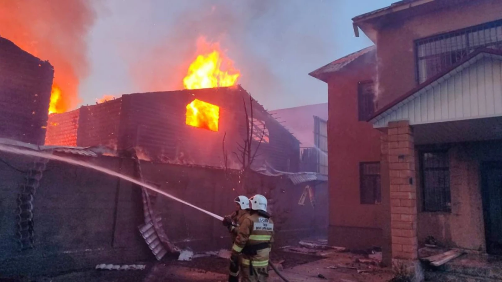Более девяти тысяч человек спасли в Казахстане с начала зимы - МЧС