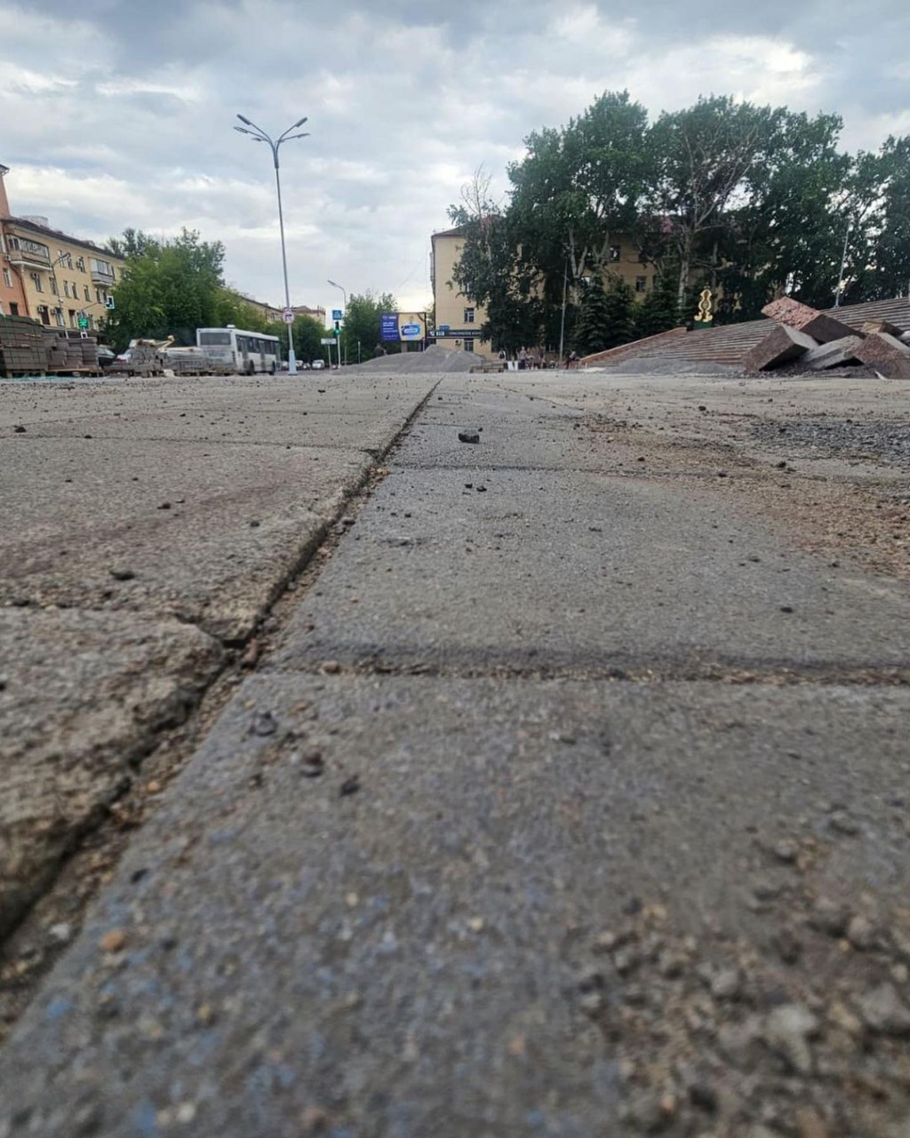 Из-за возмущений блогеров аким Караганды передумал менять брусчатку на театре С. Сейфуллина