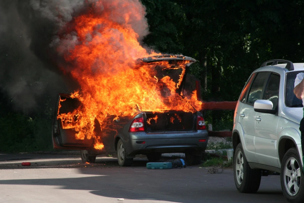 Автомобиль загорелся во время движения: в МЧС дали рекомендации водителям