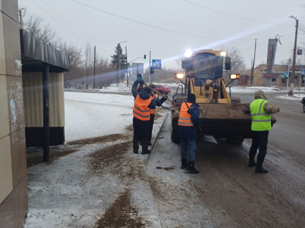 В Караганде коммунальные службы подсыпали более 500 тонн ПСС на скользкие дороги
