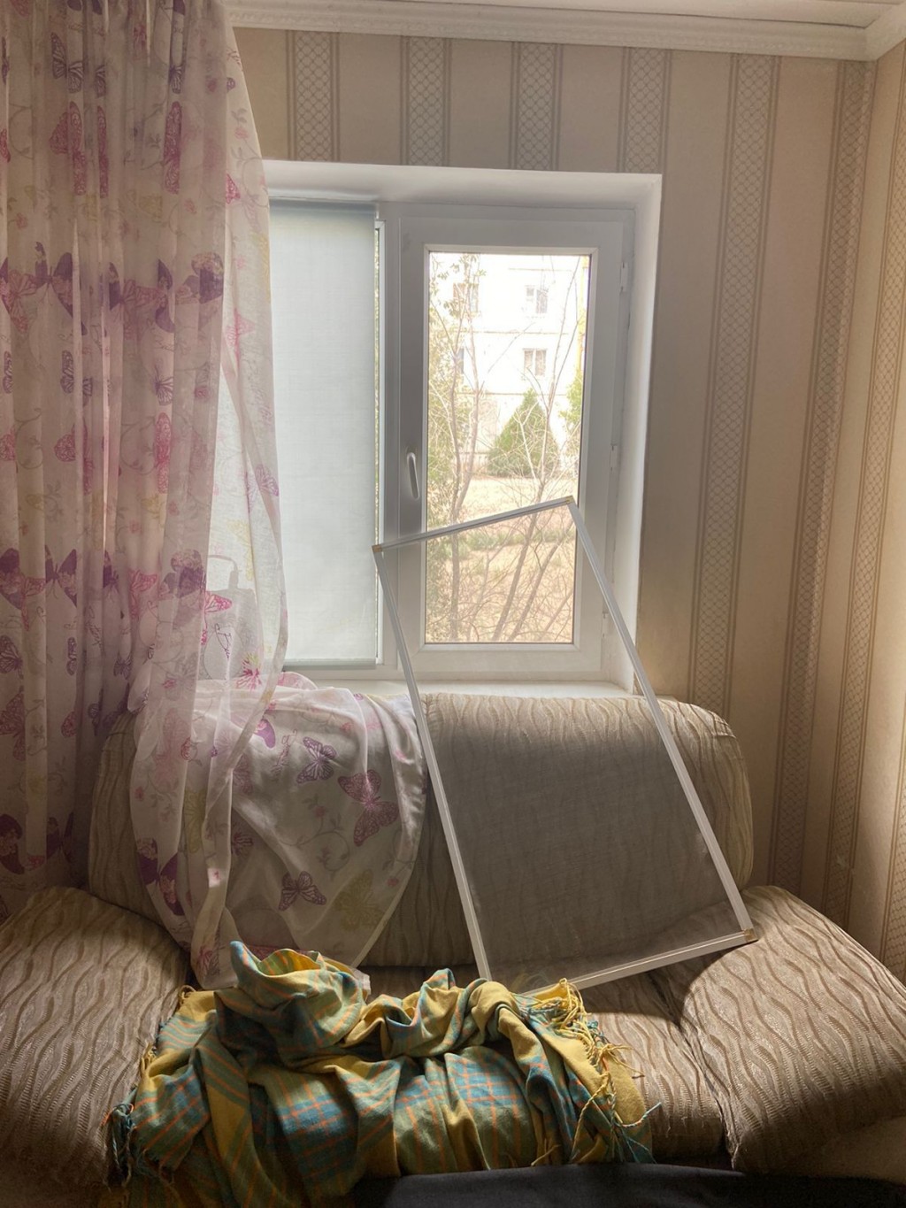 Пятилетняя девочка выпала из окна в Балхаше