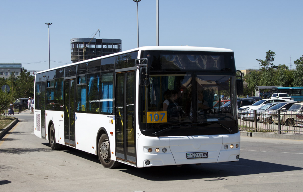 Толпа и давка: жители Караганды и Темиртау вновь жалуются на 107-й автобус