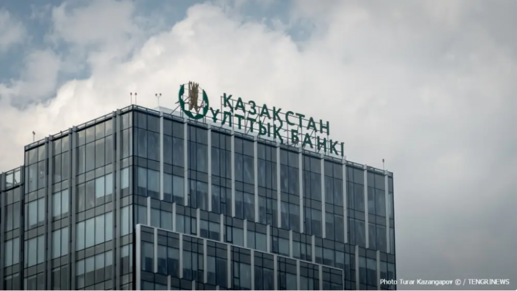 Казахстанцы жалуются на исчезновение денег со счетов: в Нацбанке озвучили позицию