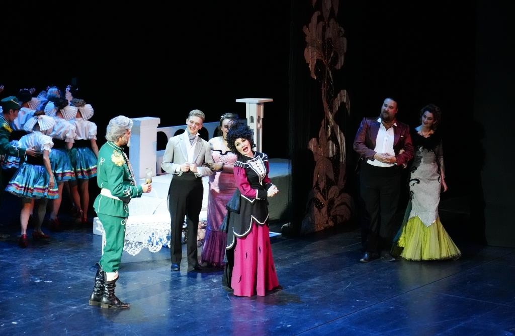 Гастроли и юбилей: как Карагандинский театр музкомедии начал новый сезон