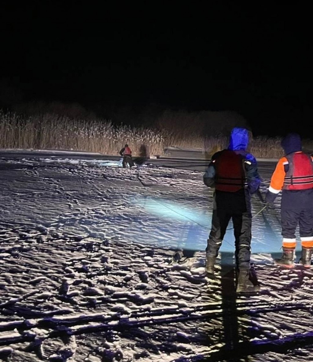 Автомобиль с рыбаком ушел под лед в Карагандинской области