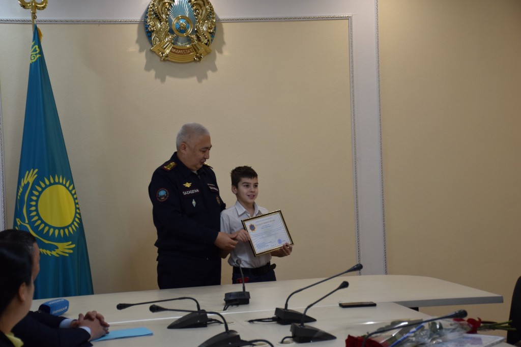 В Караганде наградили школьников, спасших мальчика во время штормового ветра