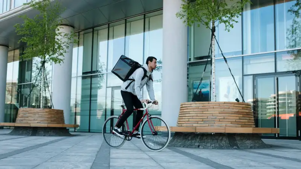 Правила доставки еды: что могут потребовать казахстанцы у курьера