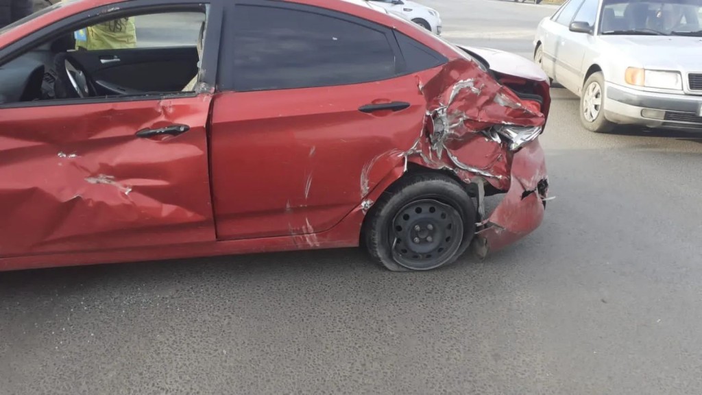В Караганде в районе Toyota-центр грузовик столкнулся с легковым автомобилем