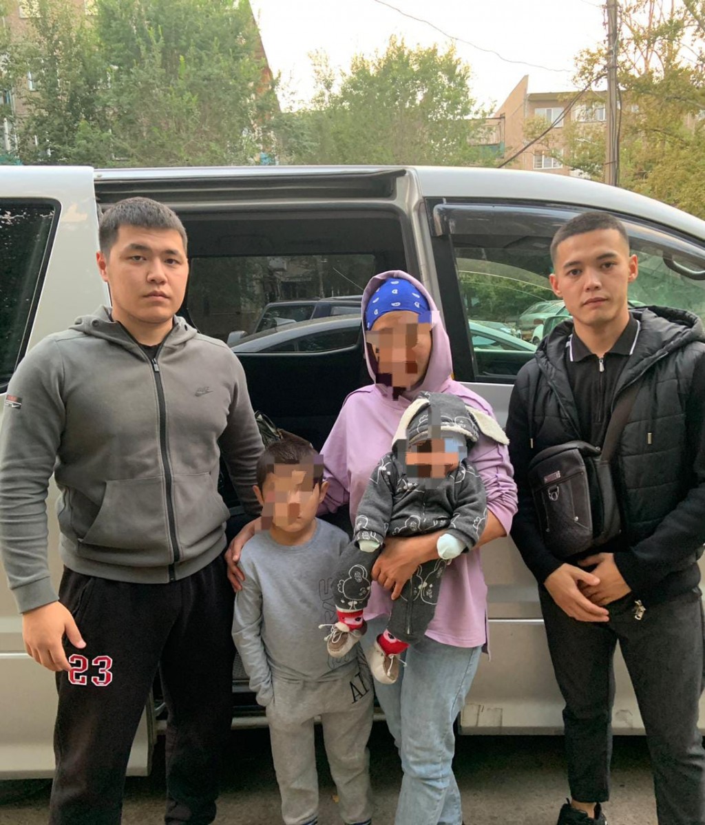 В Караганде военнослужащие передали потерявшегося в торговом центре ребенка матери