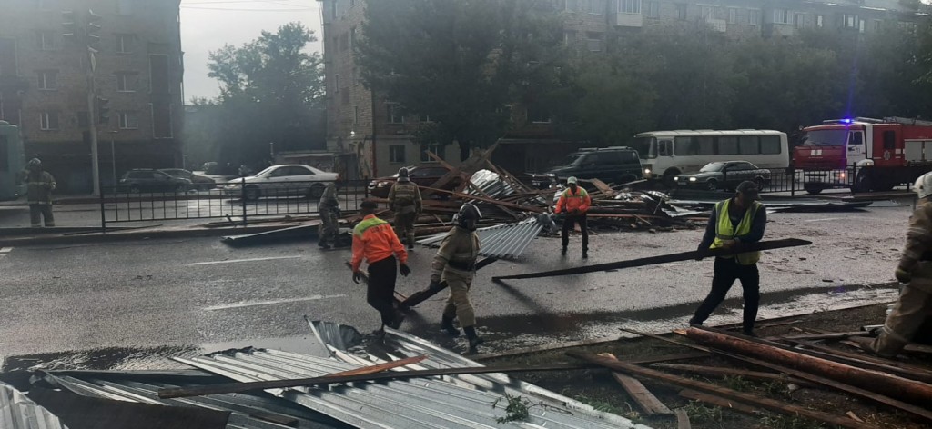 Подтопление и срыв кровли: что случилось сегодня во время ливня в Караганде