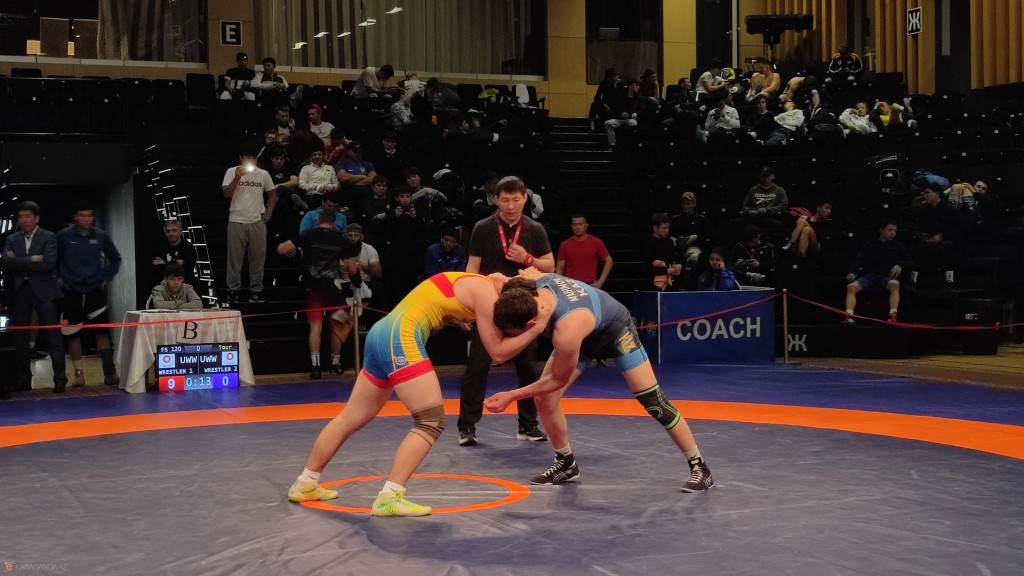 В Караганде стартовал республиканский турнир по вольной и женской борьбе