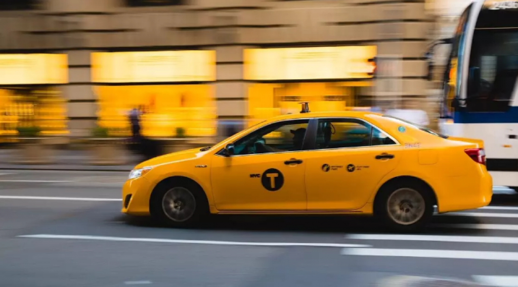 Казахстанцы стали реже пользоваться услугами такси