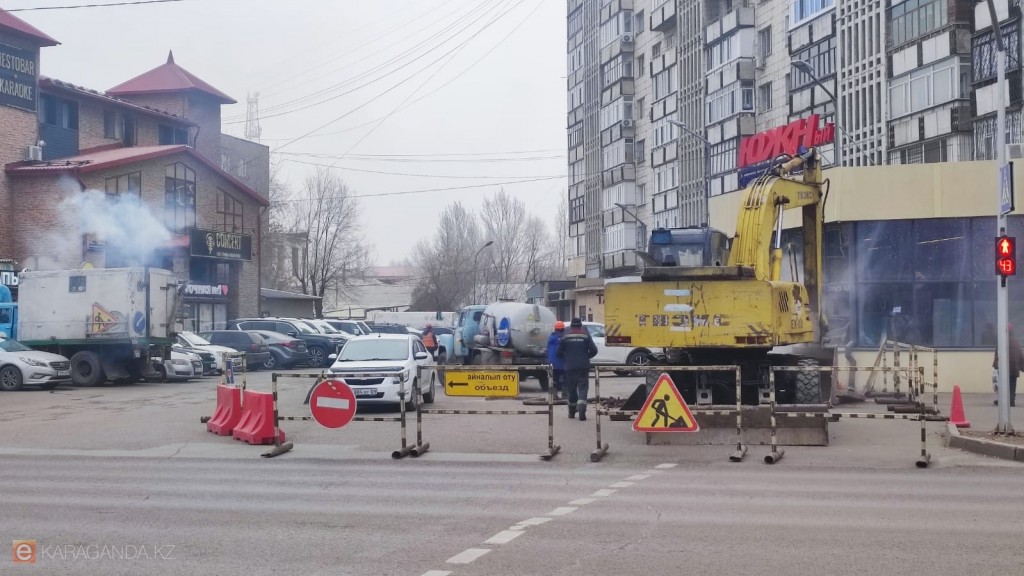 В Караганде на проспекте Н. Абдирова очередной порыв: часть домов со слабым отоплением
