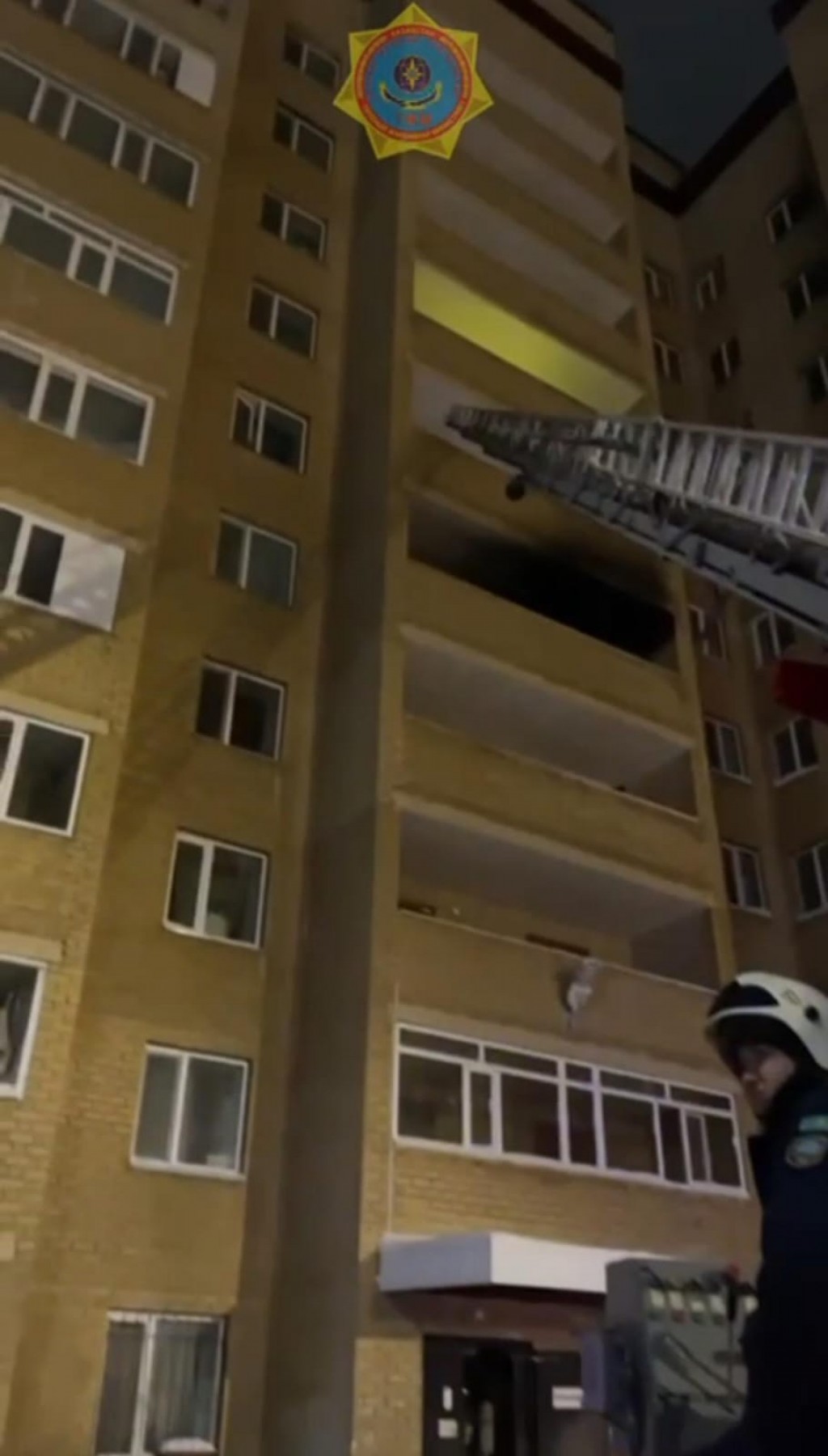 Во время пожара в Караганде спасатели эвакуировали 14 человек