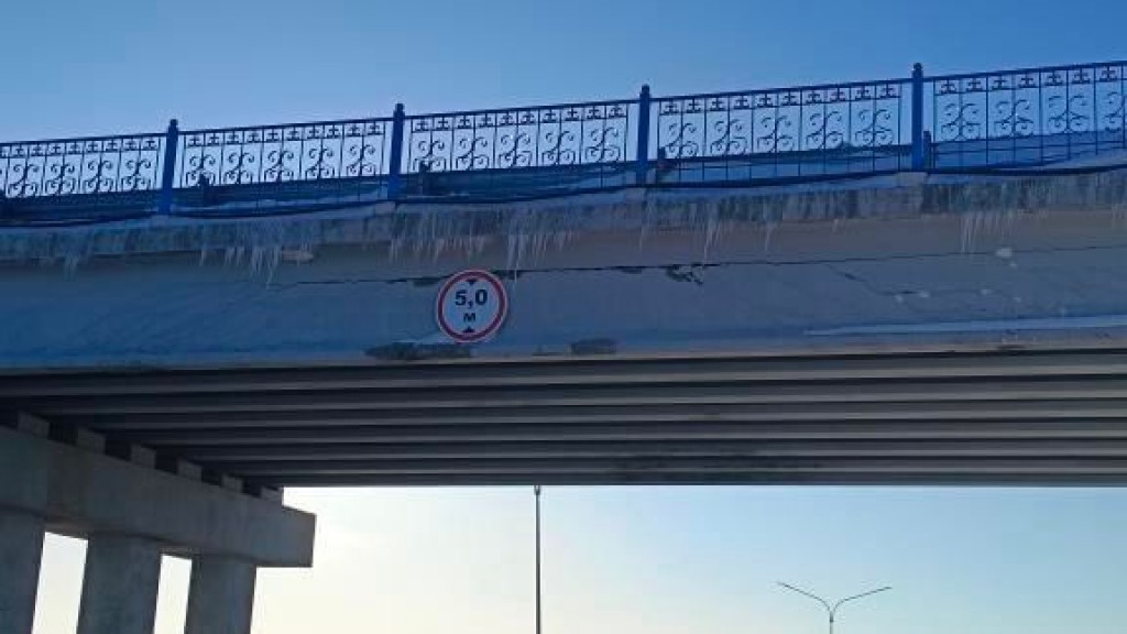 На путепроводе на трассе Караганда - Астана пошли опасные трещины