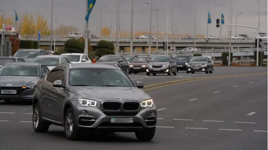 Скорость передвижения авто в городах хотят снизить в Казахстане