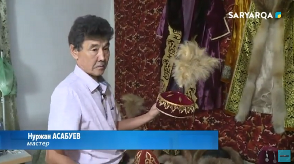 Карагандинец более тридцати лет занимается пошивом казахской национальной одежды