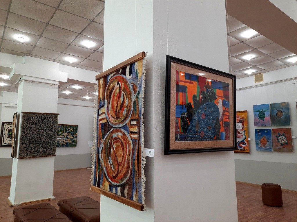 Эстетика символизма: в Караганде открылась выставка основательницы бренда Lucky Turtle