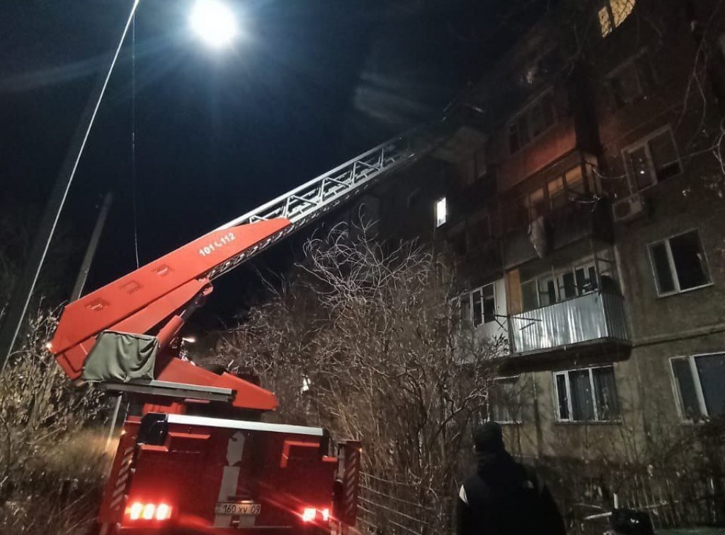 Одни дома: в Карагандинской области спасатели пришли на помощь запертым детям