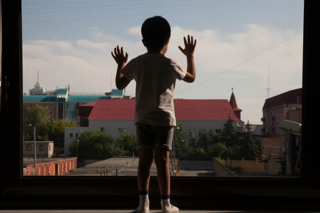 Одиннадцатилетний мальчик выпал из окна третьего этажа в Караганде