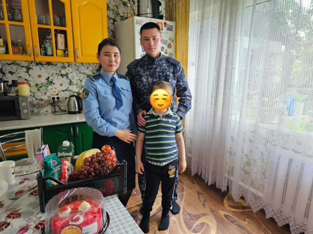 Многодетная сотрудница колонии помогла семье в Карагандинской области