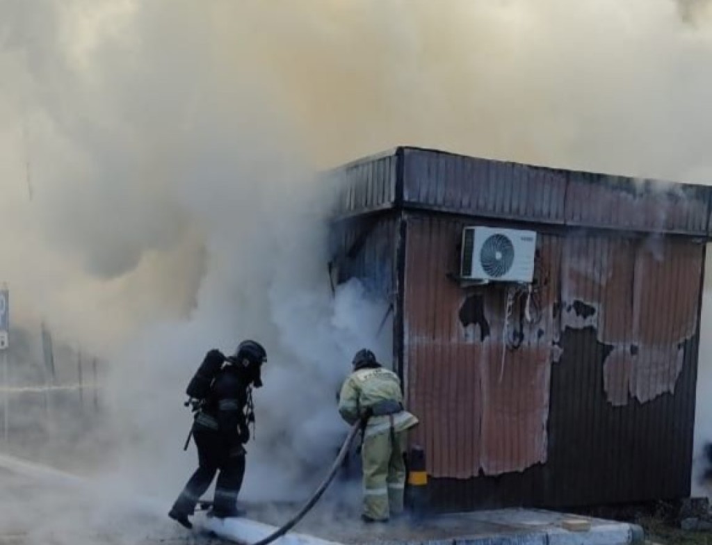 Пожар в Караганде: в киоске разорвало газовый баллон