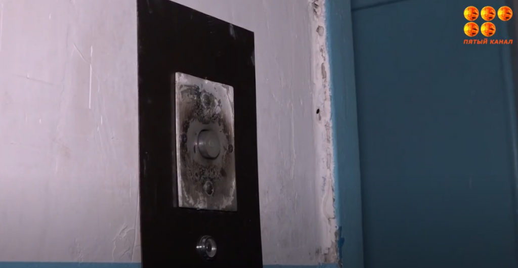 Жители одного из подъездов дома на проспекте Нуркена Абдирова уже месяц ходят пешком